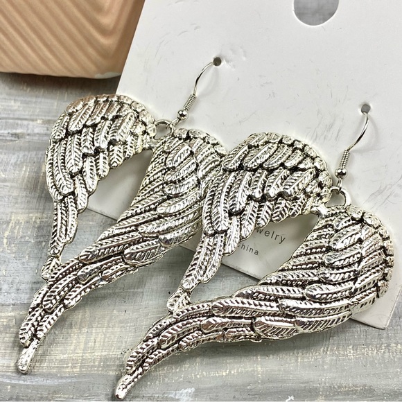 NWT Silver Toned Angel Wing Earrings Boutique Drop Dangle Earrings Heart Wings - Picture 5 of 8